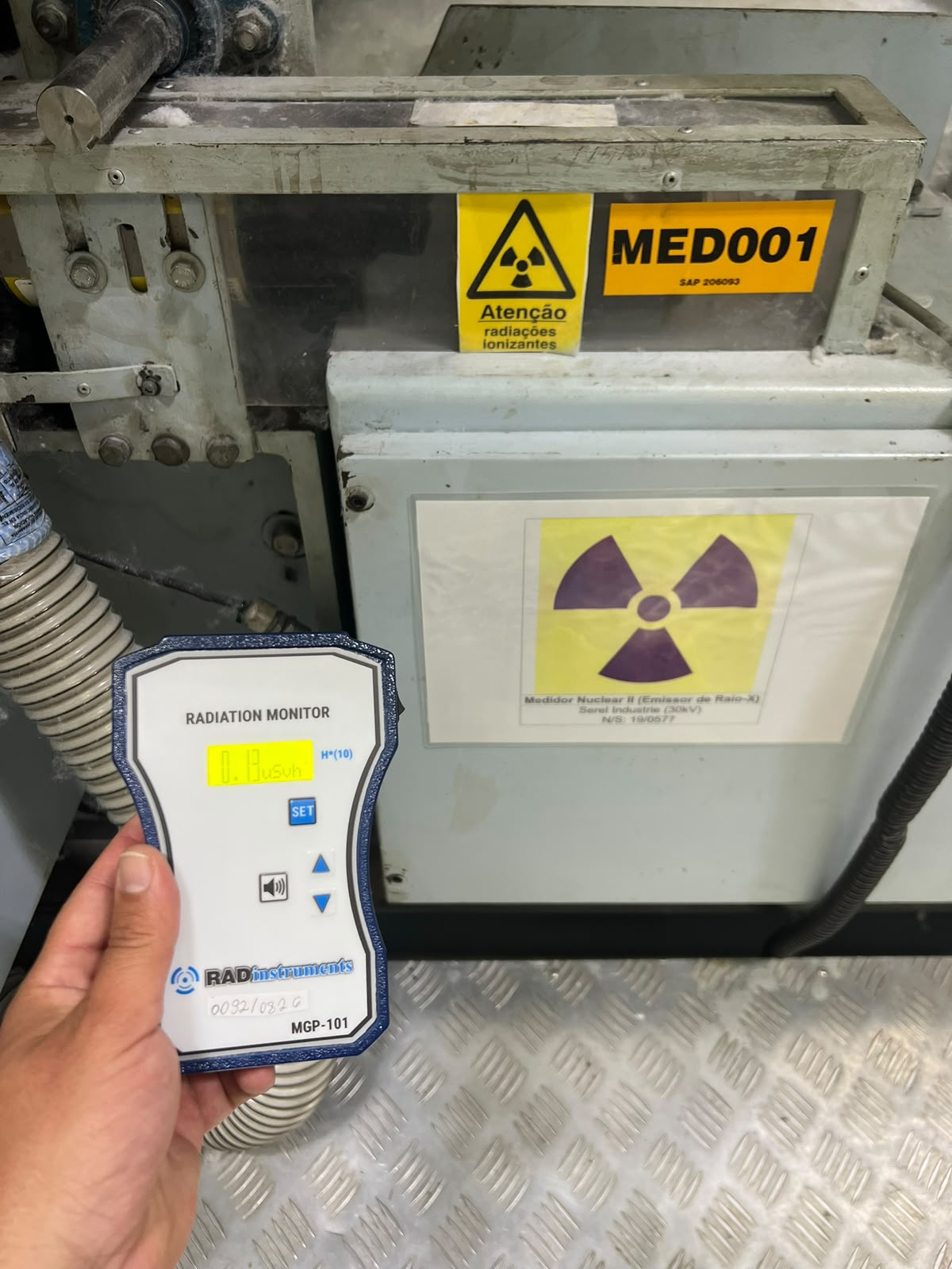 MGP-101 em uso junto a um equipamento industrial com sinalização de radiação ionizante